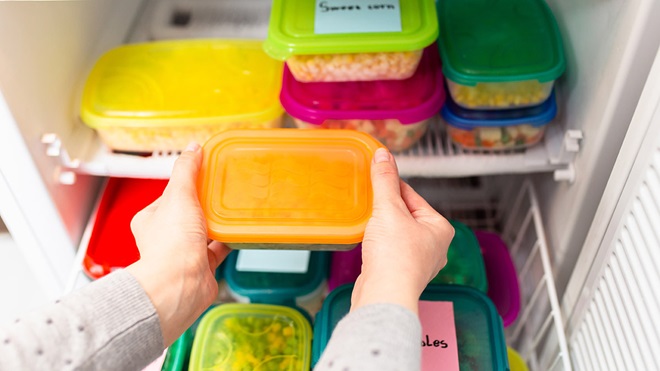 putting_meal_prep_in_freezer_in_containers